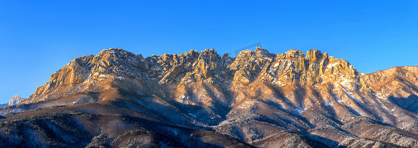 冬季，韩国雪岳山的蔚山巴维岩。