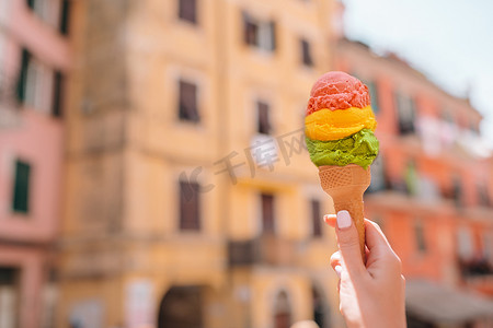 意大利老村背景中的美味甜冰淇淋特写
