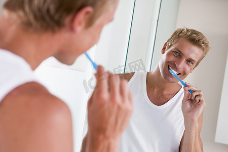 三生三世十里桃花摄影照片_男人在浴室里刷牙微笑