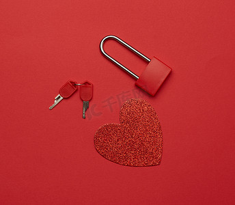 金属锁摄影照片_带钥匙和红纸心的金属锁