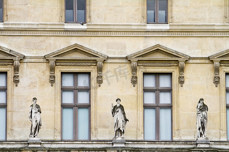 法国巴黎卢浮宫摄影照片_位于法国巴黎卢浮宫博物馆的美丽雕像