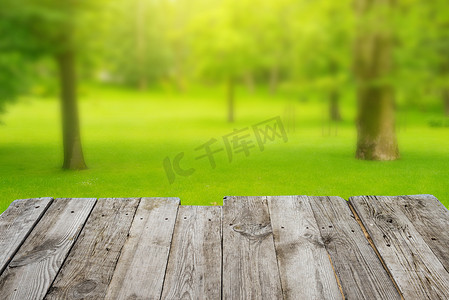 从木桌到绿色散景背景的视图