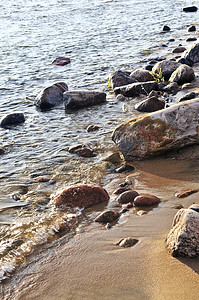 水中鹅卵石摄影照片_岩石在水中