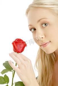 浪漫的金发女郎与红玫瑰