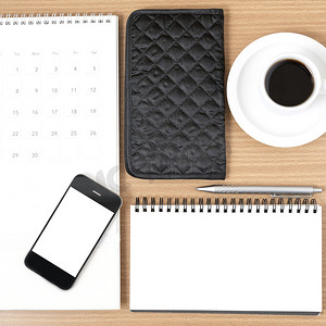 电脑桌面日历摄影照片_桌面：咖啡与电话、记事本、钱包、日历