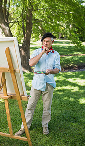 一个成熟男人在公园里画画的全长
