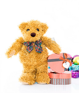 带红色心形礼盒的泰迪熊