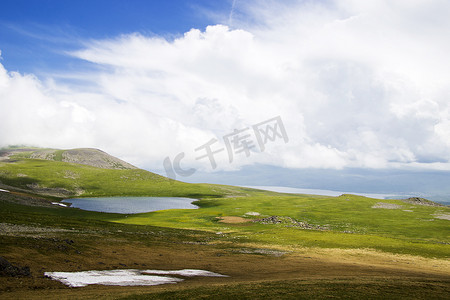 高山山湖景观，多彩的自然景观，格鲁吉亚湖，旅游目的地。