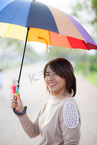 拿着伞的画象亚裔妇女。