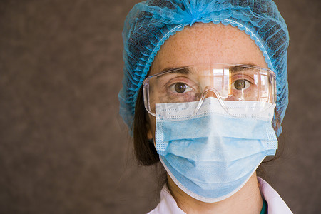 女医生肖像，戴面具、眼镜、手套和制服的医生。