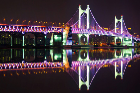晚上在韩国釜山的广安大桥和海云台