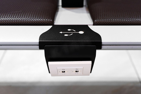 机场贵宾室座位上的 USB 插座