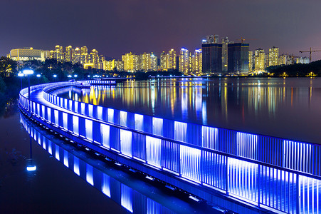 五颜六色的桥梁和都市风景在晚上在韩国。