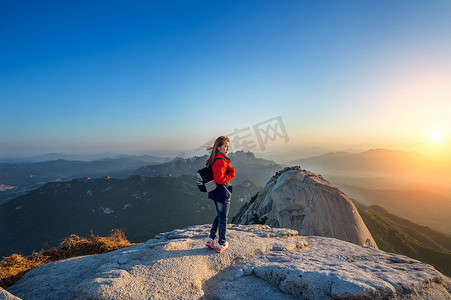 女人站在北汉山国家公园的石峰上，Seo