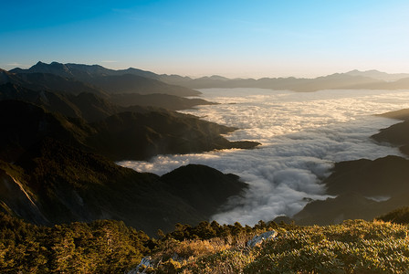 诚信如山摄影照片_高山景观中的云彩如海。