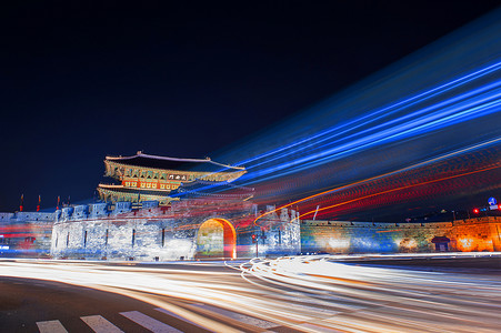 韩国水原市 ninht 的华城要塞和汽车灯