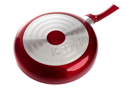 时尚的红色煎锅，带圆盘，可在白色隔离背景下均匀加热，底视图