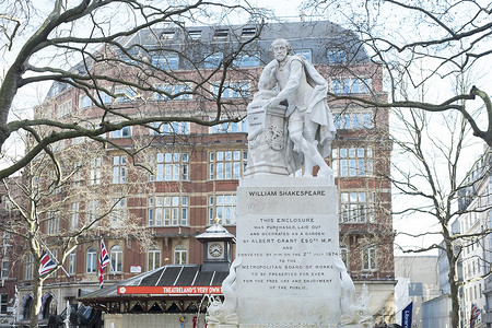 伦敦，英国-3 月 14 日： 威廉莎士比亚雕像在水中佛