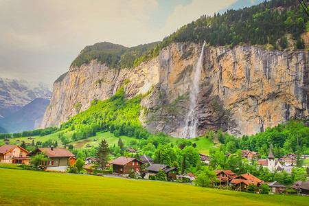 瑞士阿尔卑斯山伯尔尼州因特拉肯附近的劳特布龙嫩高山村庄
