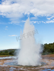 冰岛 Geysir 地区的 Strokkur 喷发