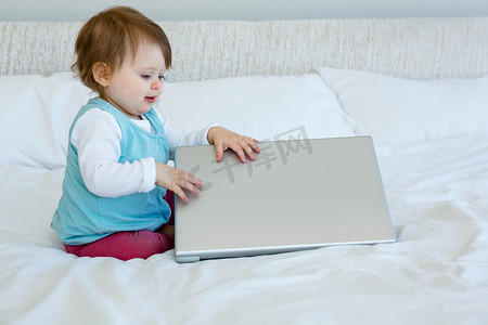 玩笔记本电脑的可爱宝宝