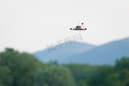 国产飞机摄影照片_小型无人机，遥控 FPV 赛车四轴飞行器，低空飞行。