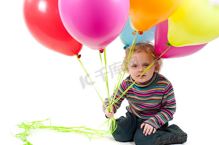 带着五颜六色气球的可爱小女孩