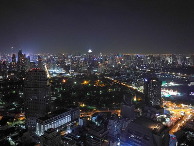 曼谷大都市泰国惊人的摩天大楼场面在晚上