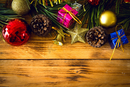 圣诞背景与圣诞礼物、红球、松果 o