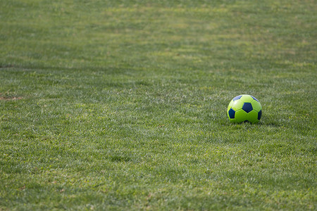 中韩足球世预赛摄影照片_绿草上孤立的足球