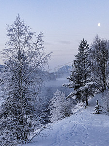 夜晚和月光在山脉雪和湖泊上空，挪威。