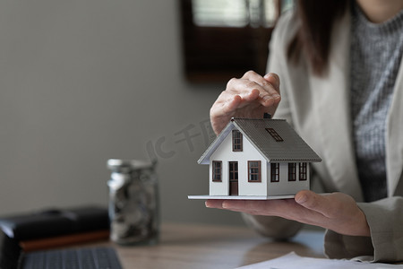 房地产经纪人和客户讨论购买房屋、保险或贷款房地产背景的合同