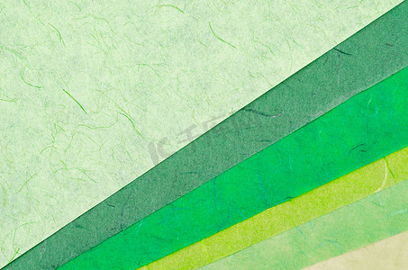 设计师使用由再生纸制成的绿纸纹理色样来定义项目的正确颜色。