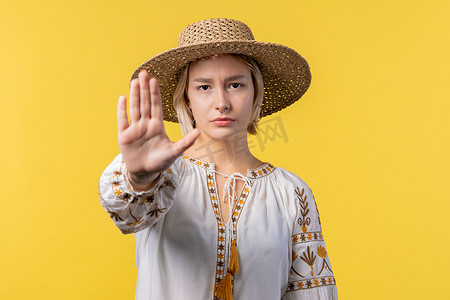 不感兴趣的乌克兰女人不赞成没有手势。