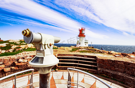 海洋观测摄影照片_带 Lindesnes 灯塔的观测望远镜