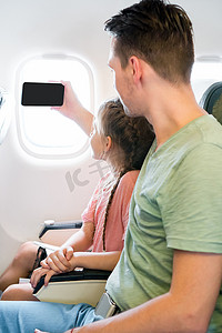 乘飞机旅行摄影照片_父亲和小女孩乘飞机旅行自拍