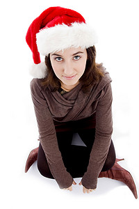 戴着圣诞帽的女性坐在地板上