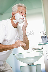 浴室剃须的男人