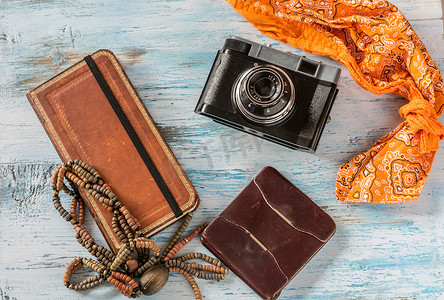 旅行概念，与老照相机、钱包和书