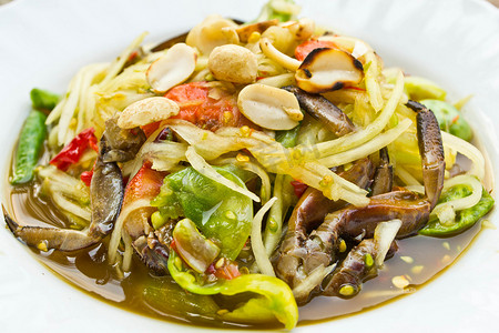 木瓜沙拉，泰国菜，放在盘子里