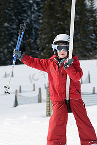 小学体育锻炼摄影照片_滑雪缆车上的男孩