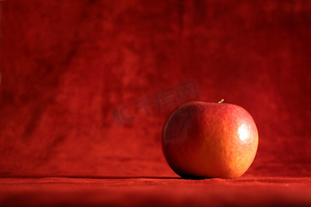 五月的我摄影照片_红苹果