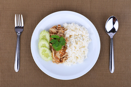 喜欢吃米饭摄影照片_泰国最喜欢的菜，大蒜炒猪肉片，米饭和黄瓜
