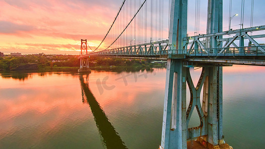 哈德逊河上令人惊叹的美国桥后的粉色和金色日出光