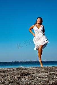 海滩奔跑的美摄影照片_海边奔跑的女孩