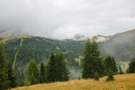 意大利多洛米蒂山的山峰笼罩在雾中。