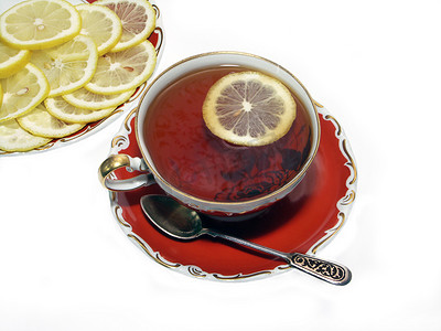 古老杯子用红茶和柠檬