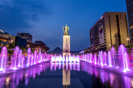 光化门广场色彩精美的喷泉，市中心有李舜臣海军上将雕像。