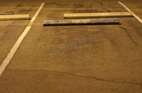黑色分割线条摄影照片_访客停车位