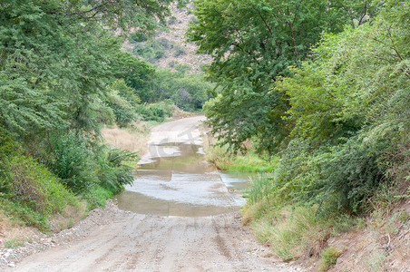 Baviaanskloof 的混凝土堤道